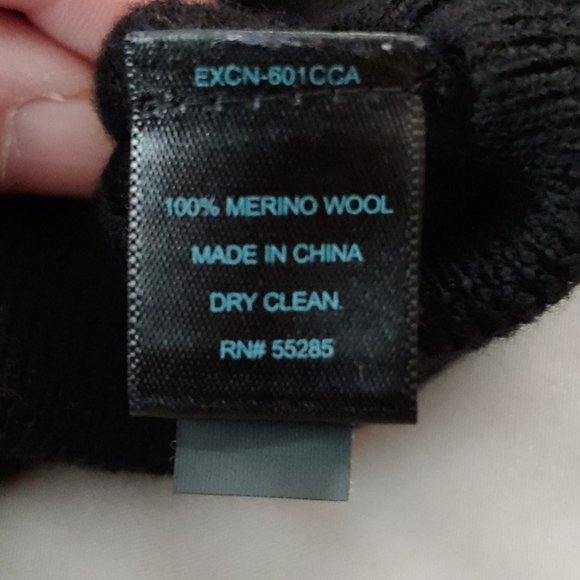 Express Lightweight V-neck Sweater - Picture 4 of 4